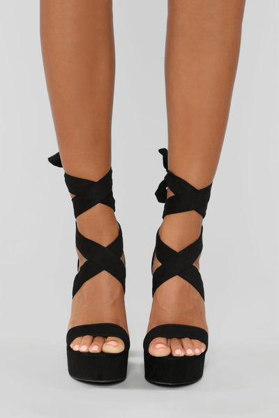 https://cdn.shopify.com/s/files/1/0293/9277/products/03-14-19_Studio_1_RM_16-51-19_FANNY32_Black_0261_WG_NT.jpg?v=1677732222&with=400&height=600