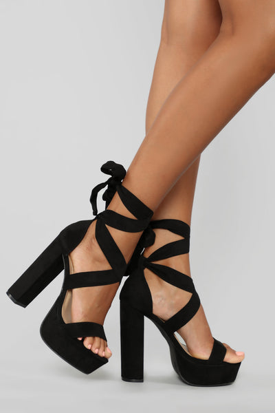 https://cdn.shopify.com/s/files/1/0293/9277/products/03-14-19_Studio_1_RM_16-51-31_FANNY32_Black_0266_WG_NT.jpg?v=1677732222&with=400&height=600