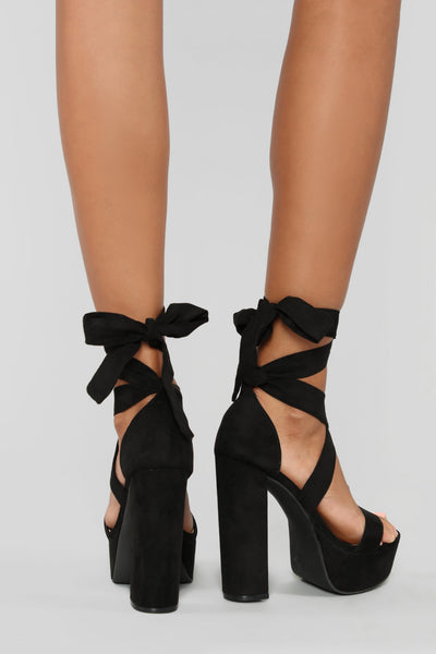 https://cdn.shopify.com/s/files/1/0293/9277/products/03-14-19_Studio_1_RM_16-52-21_FANNY32_Black_0270_WG_NT.jpg?v=1677732222&with=400&height=600